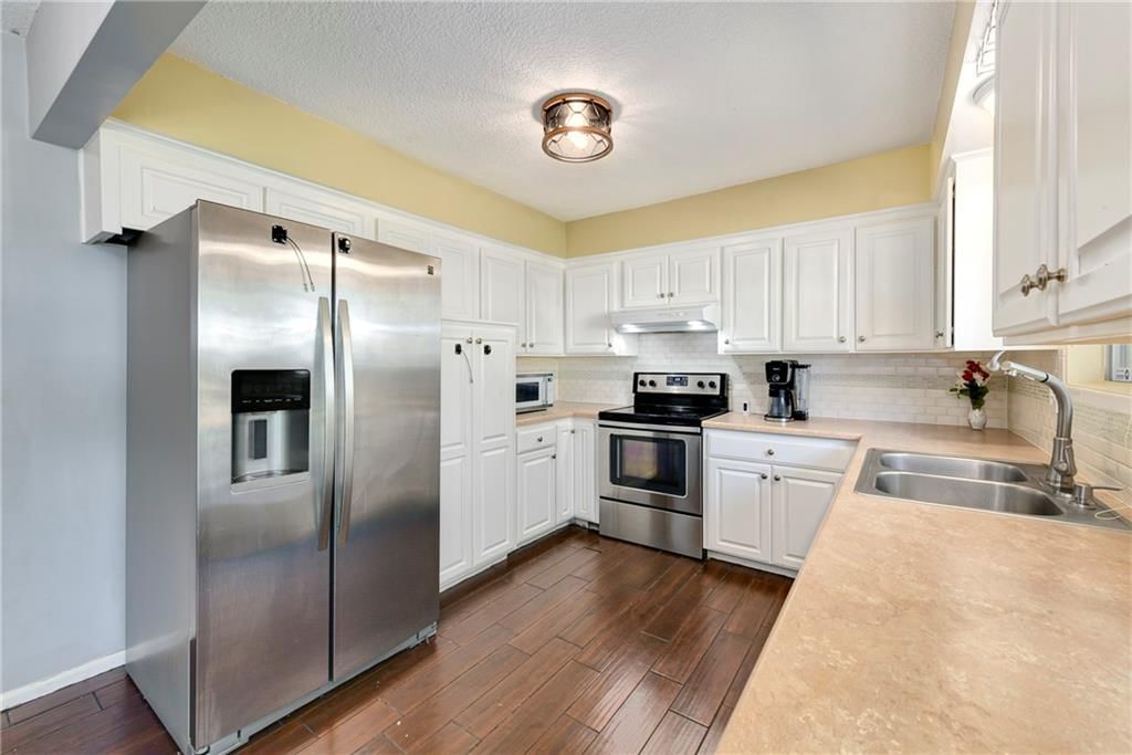 16006 Lawrence Avenue — photo 11