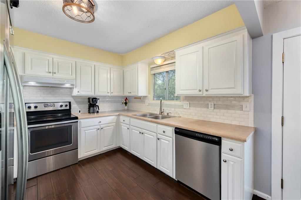 16006 Lawrence Avenue — photo 12