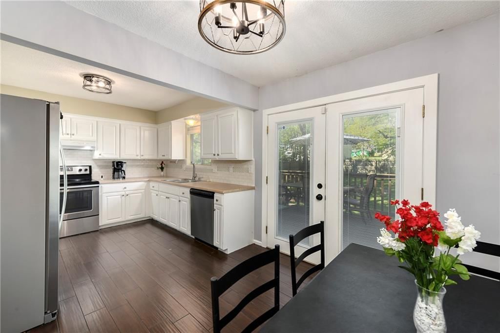 16006 Lawrence Avenue — photo 13