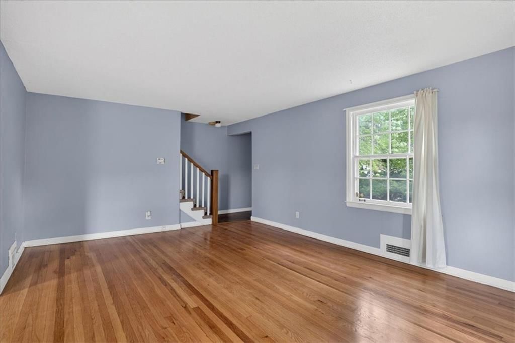 636 E 63rd Terrace — photo 3
