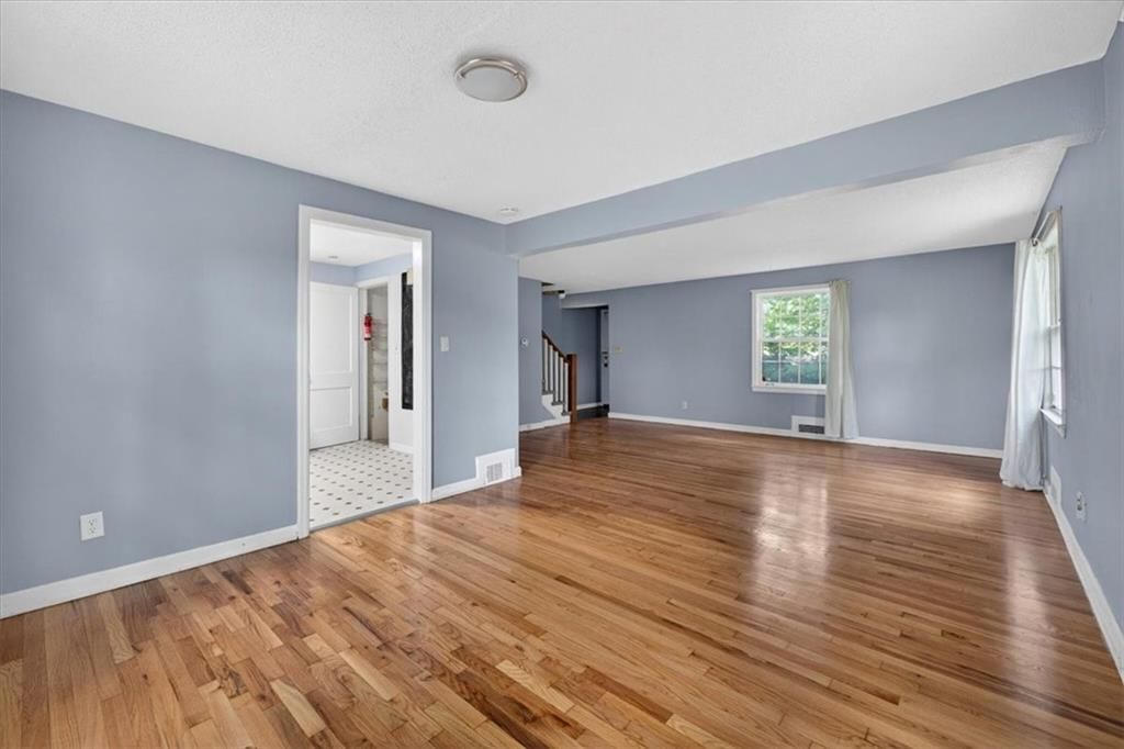 636 E 63rd Terrace — photo 5