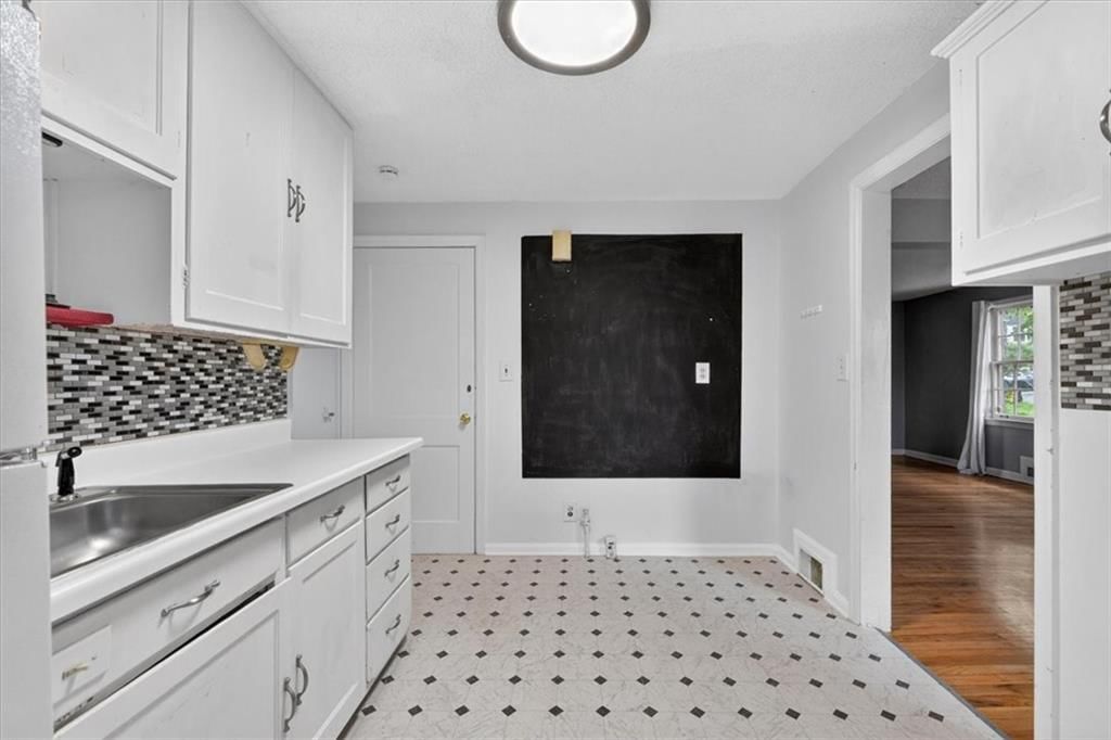 636 E 63rd Terrace — photo 8
