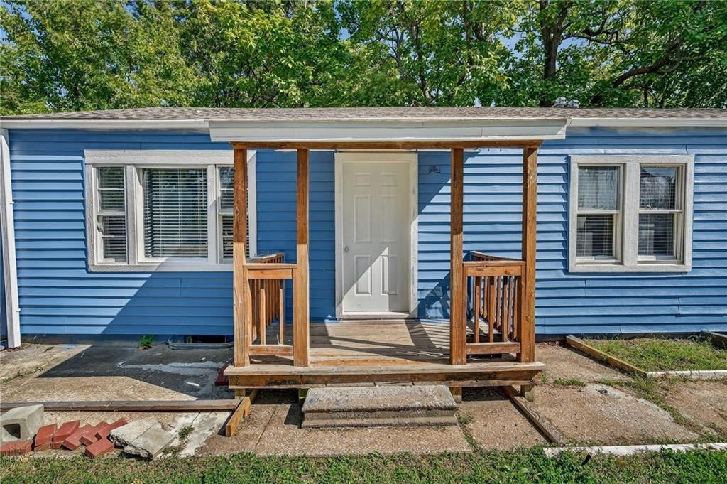 1003-1005 W College Street — photo 1