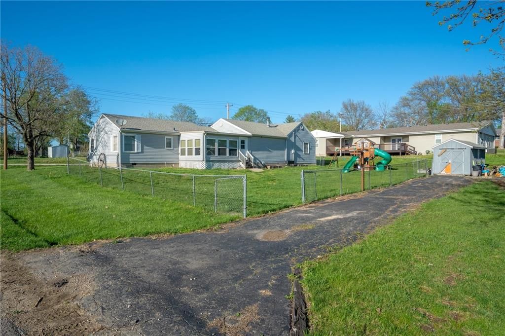 302 E Richardson Street — photo 33