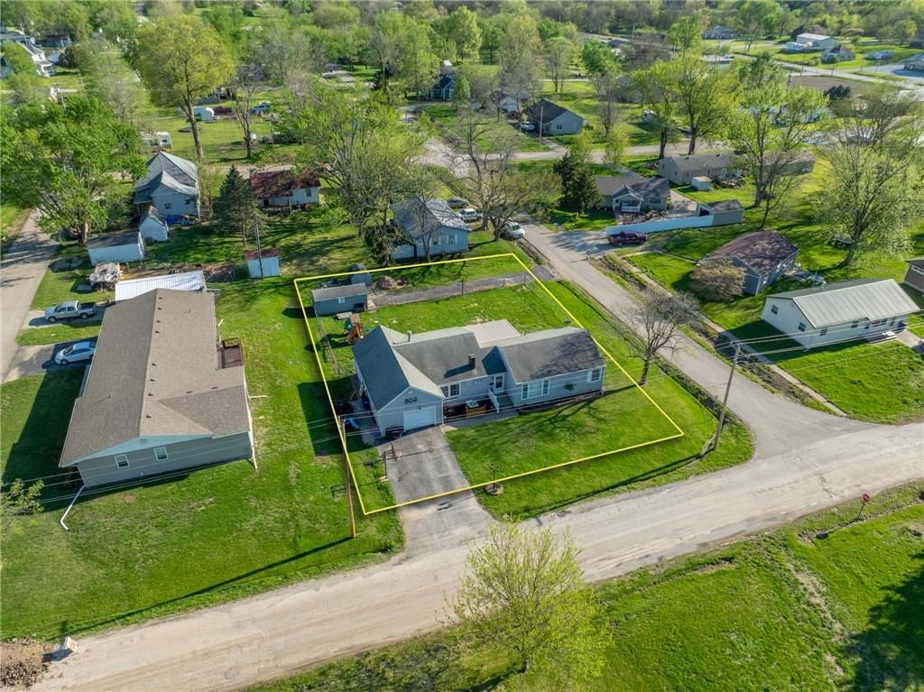 302 E Richardson Street — photo 36