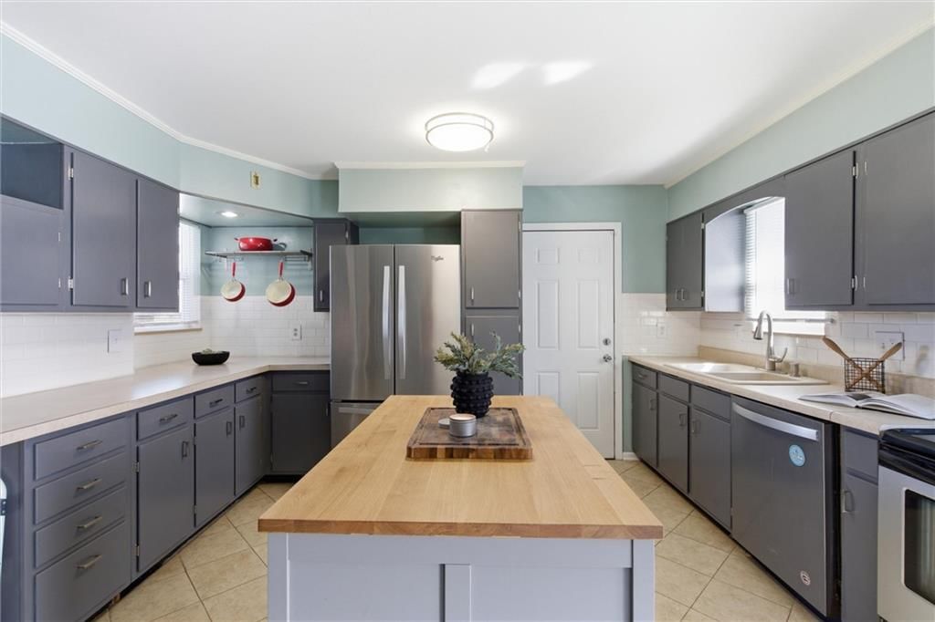 607 E 90th Terrace — photo 8