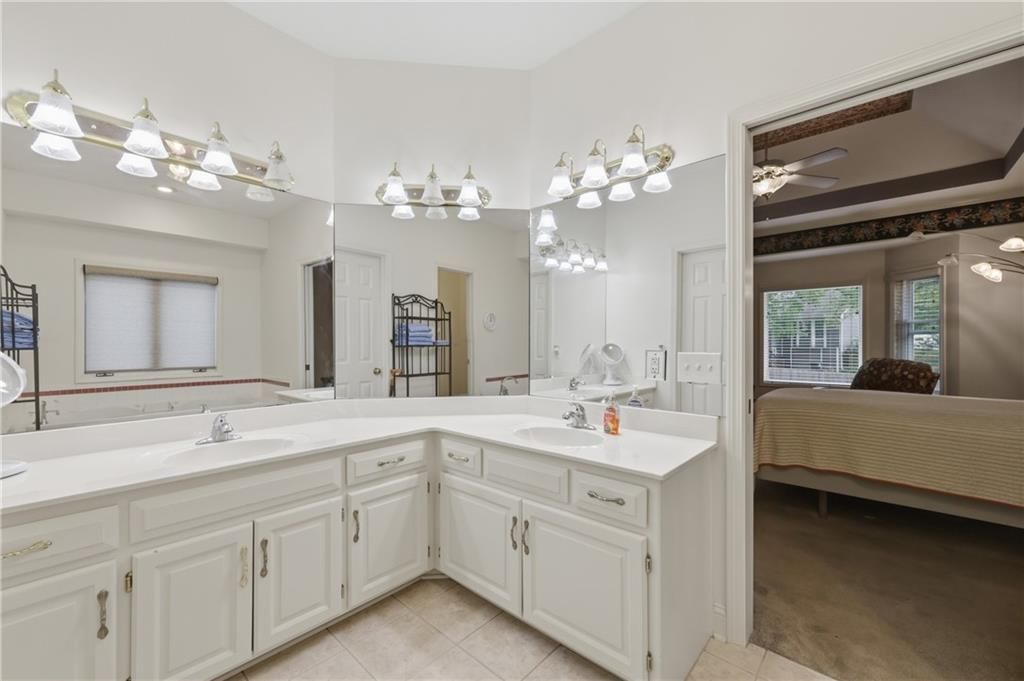 2016 NE WATERFIELD Drive — photo 17