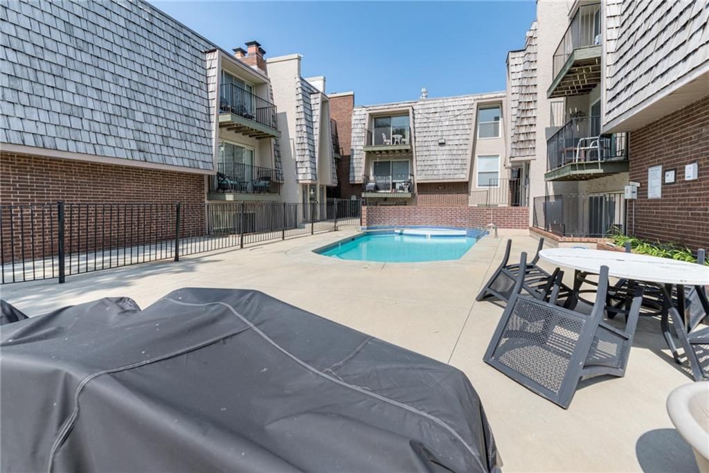 3602 Gillham Road — photo 2
