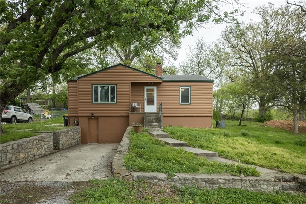 111 WALLER Avenue — photo 2