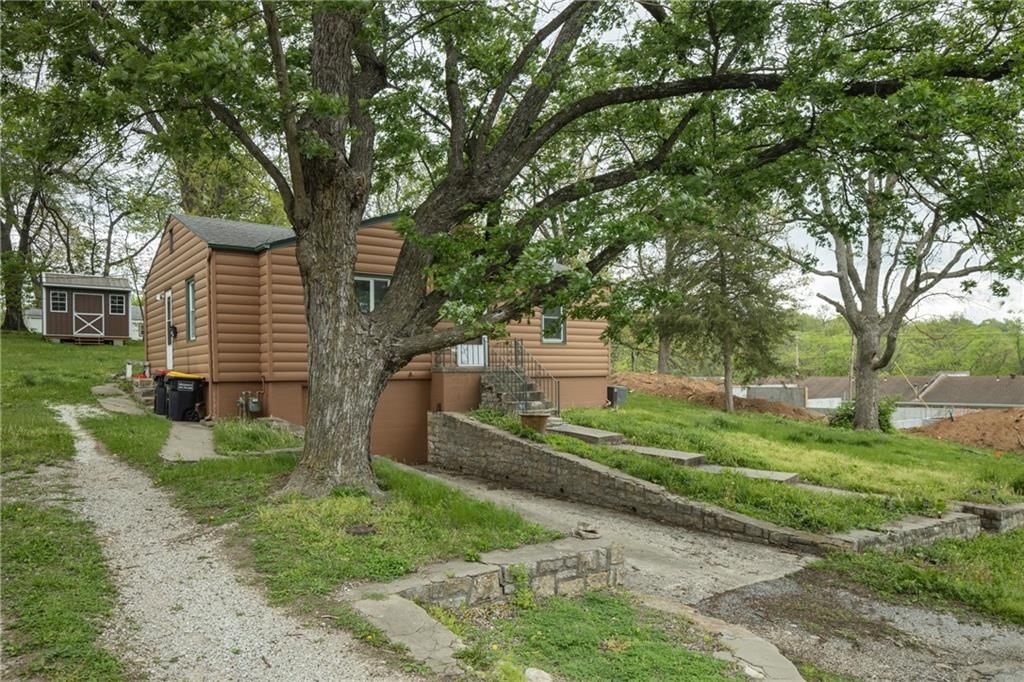111 WALLER Avenue — photo 3