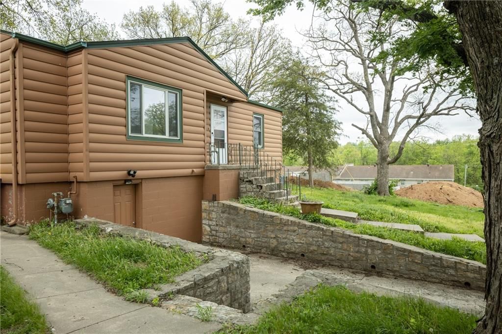 111 WALLER Avenue — photo 4