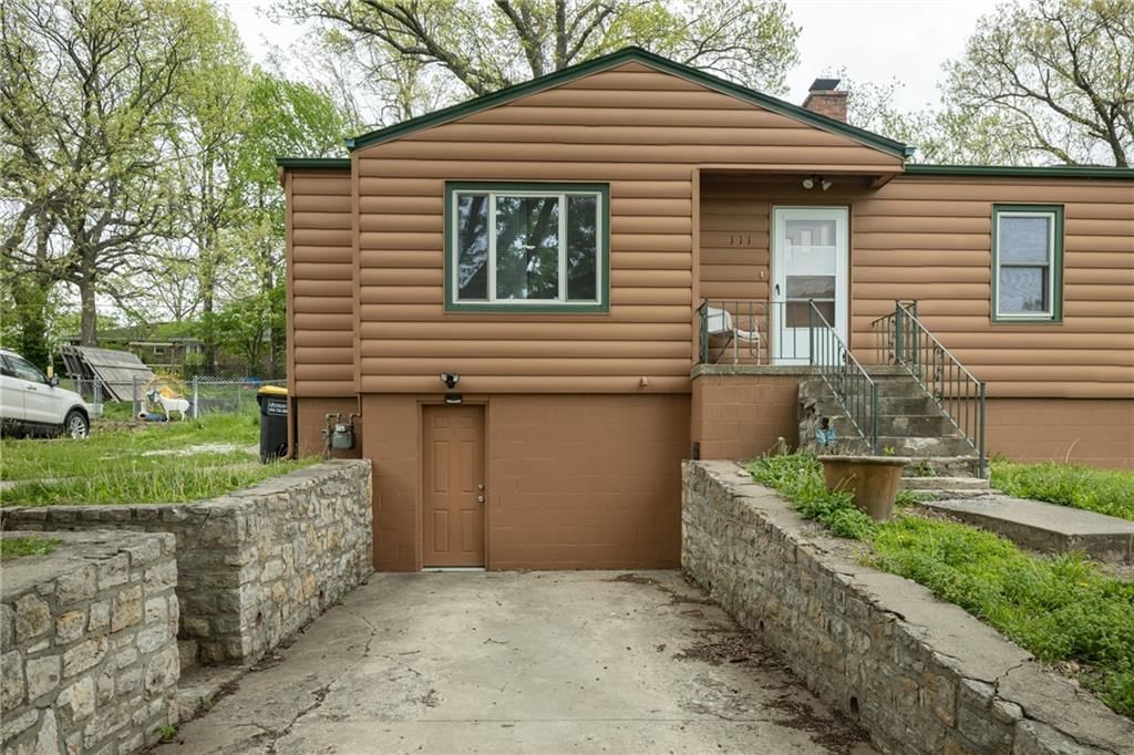 111 WALLER Avenue — photo 5