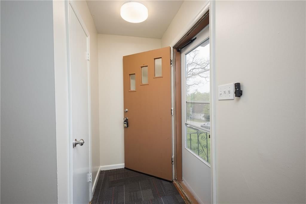 111 WALLER Avenue — photo 7