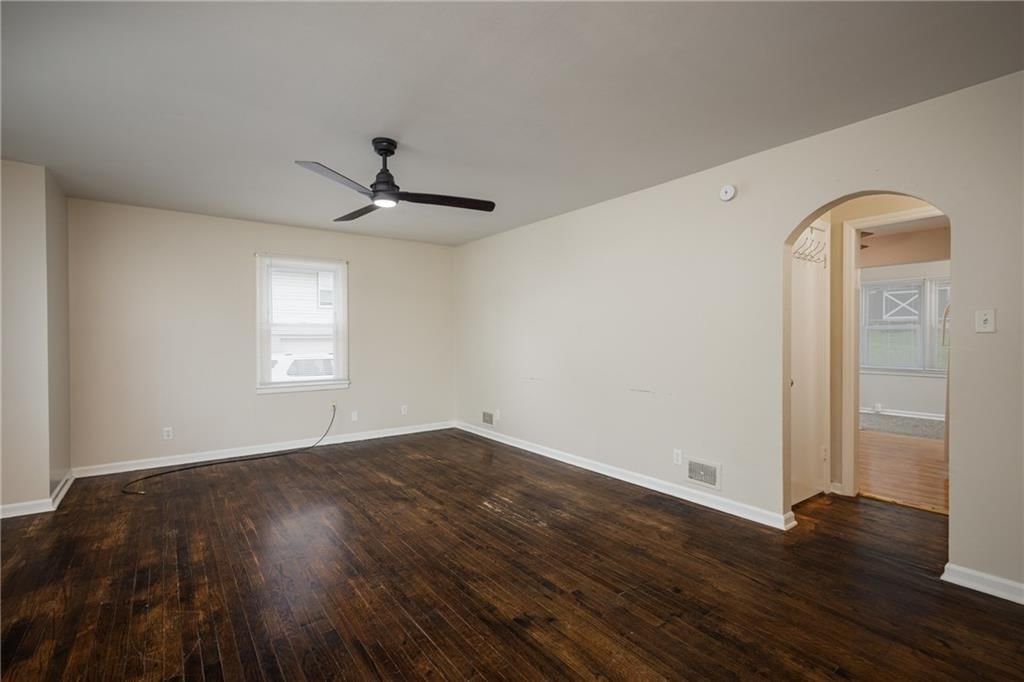 111 WALLER Avenue — photo 9