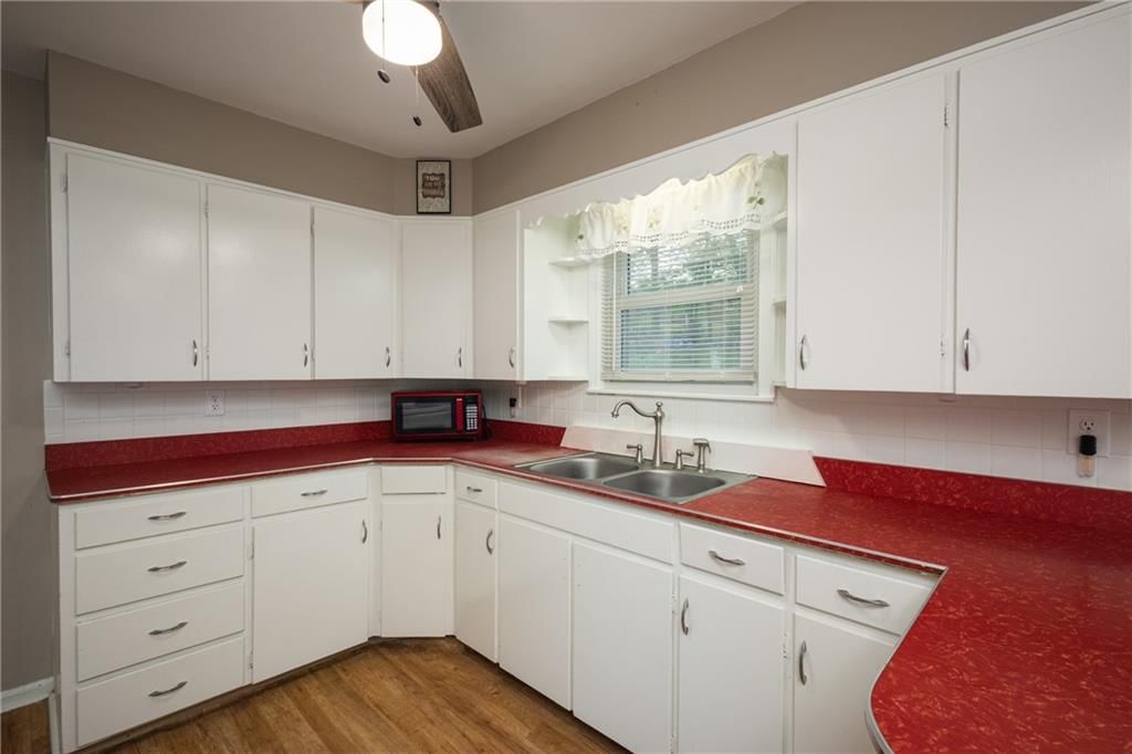 111 WALLER Avenue — photo 15