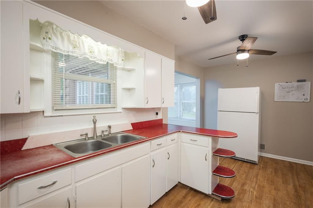 111 WALLER Avenue — photo 16