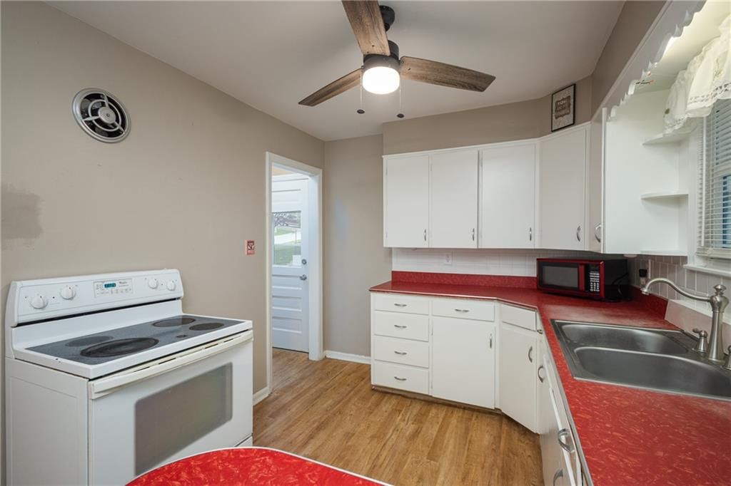 111 WALLER Avenue — photo 17