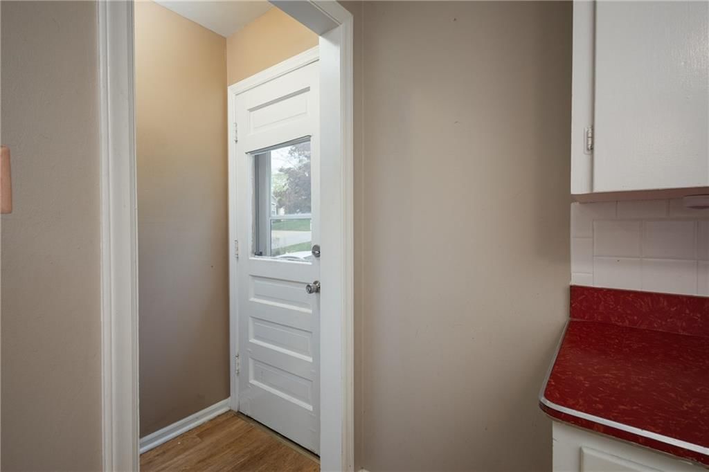 111 WALLER Avenue — photo 19