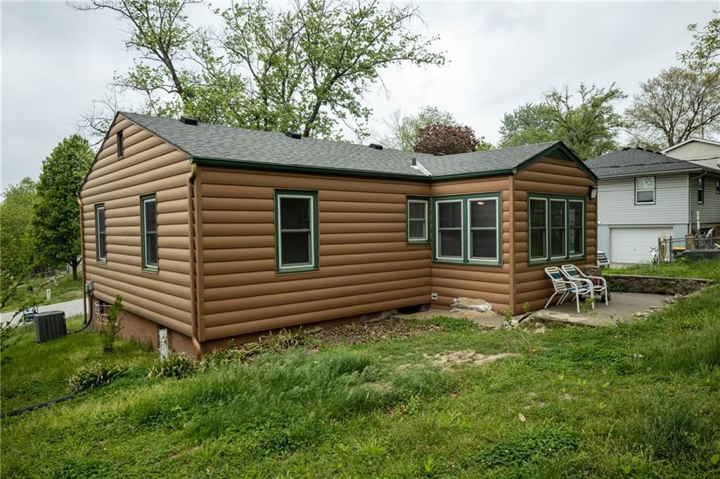 111 WALLER Avenue — photo 34