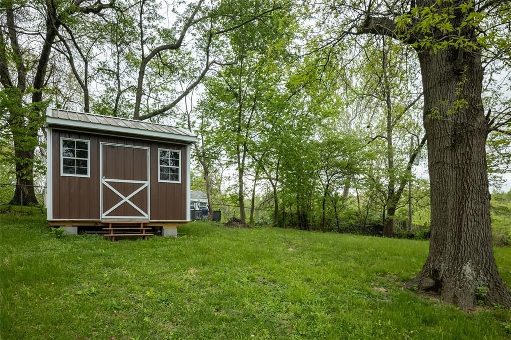 111 WALLER Avenue — photo 37