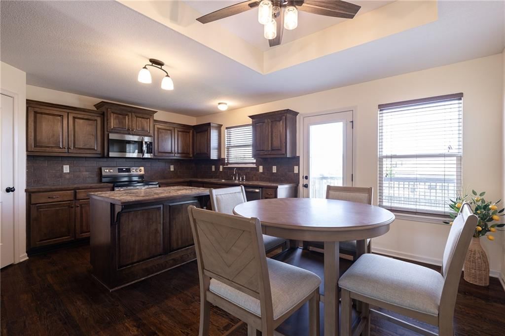 817 W Rader Street — photo 20