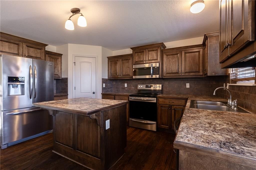 817 W Rader Street — photo 22