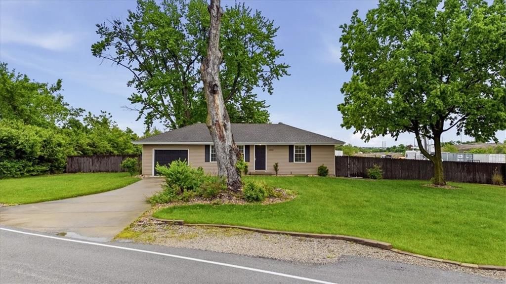 2450 Lowenstein Drive — photo 2