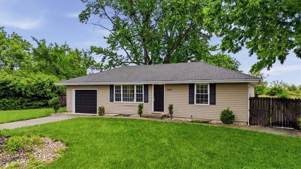 2450 Lowenstein Drive — photo 3