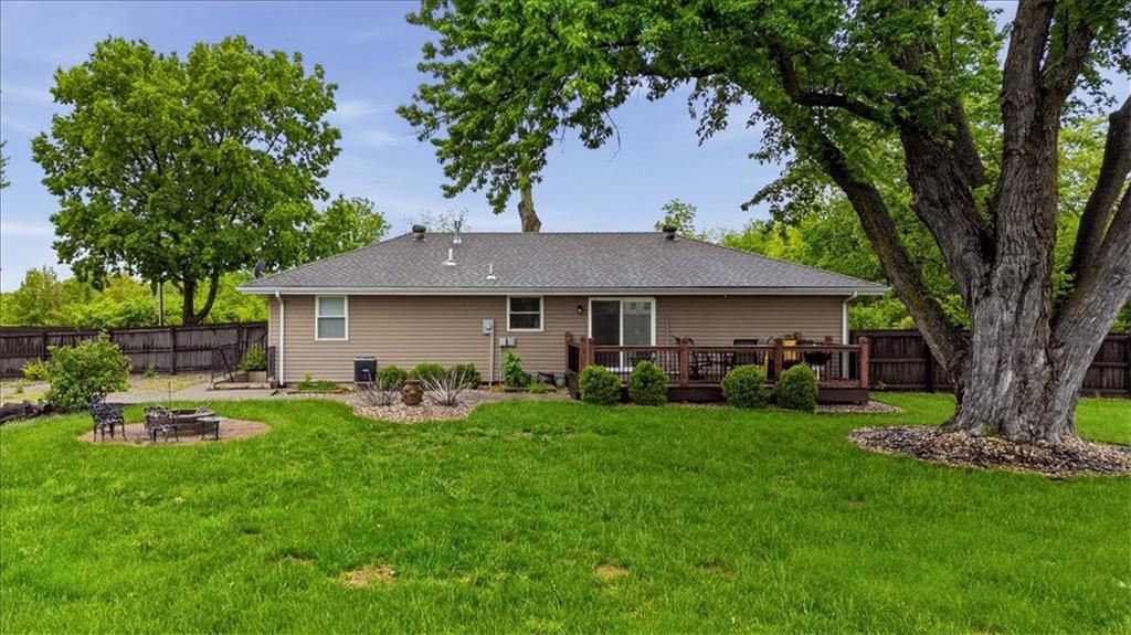 2450 Lowenstein Drive — photo 29