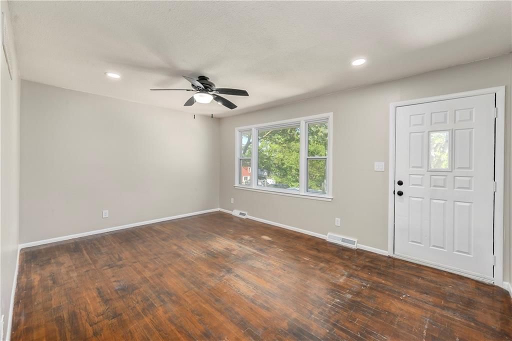 8746 N Troost Avenue — photo 2