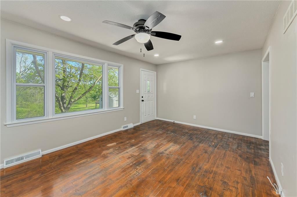 8746 N Troost Avenue — photo 3