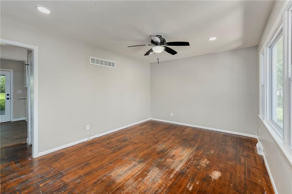 8746 N Troost Avenue — photo 4