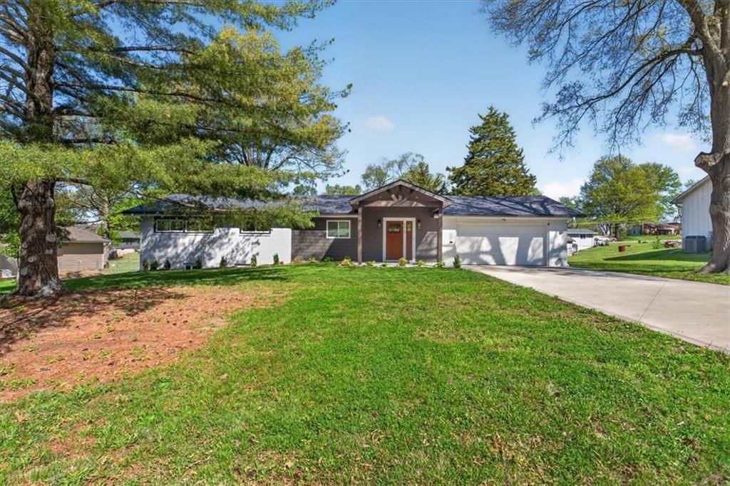 7810 NW Bluegrass Drive — photo 2