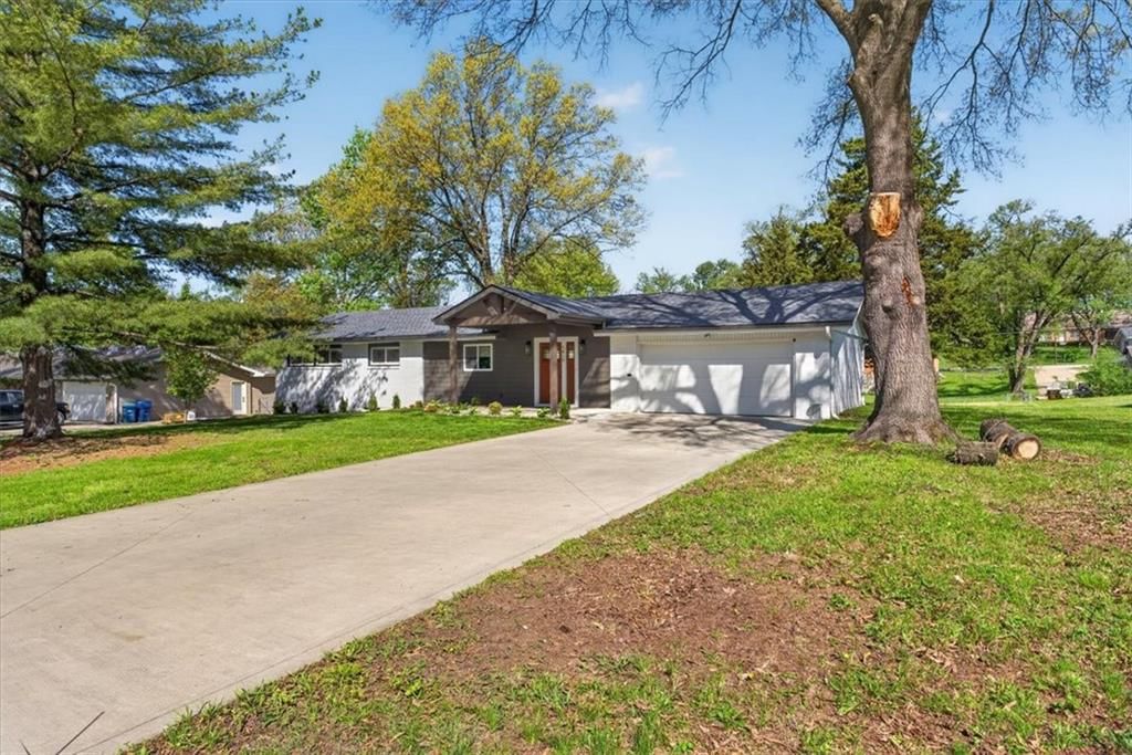 7810 NW Bluegrass Drive — photo 3