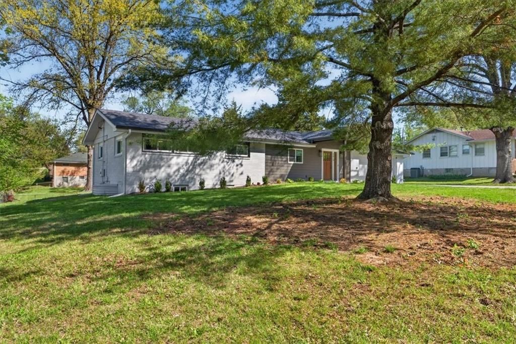 7810 NW Bluegrass Drive — photo 4