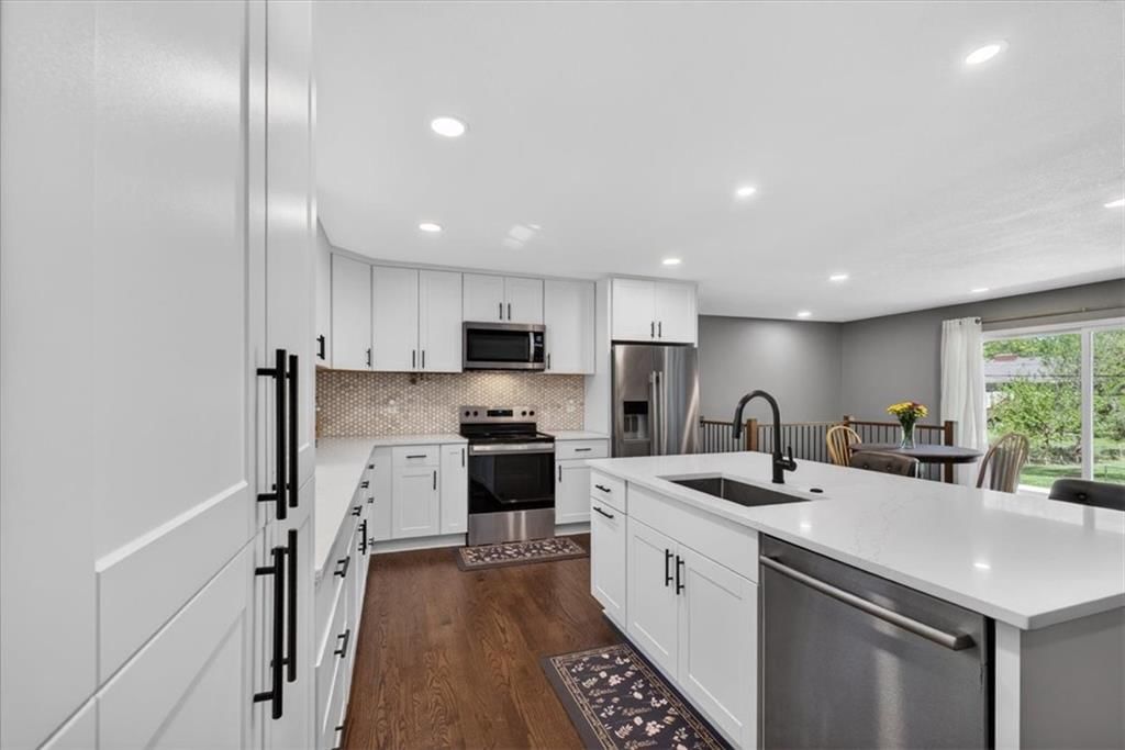 7810 NW Bluegrass Drive — photo 8
