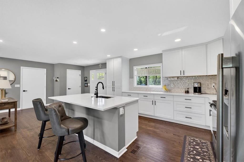 7810 NW Bluegrass Drive — photo 9