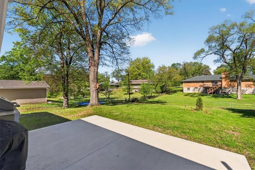 7810 NW Bluegrass Drive — photo 37