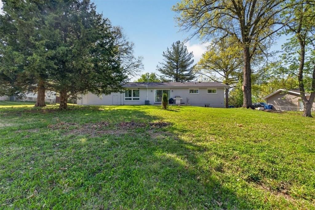 7810 NW Bluegrass Drive — photo 47