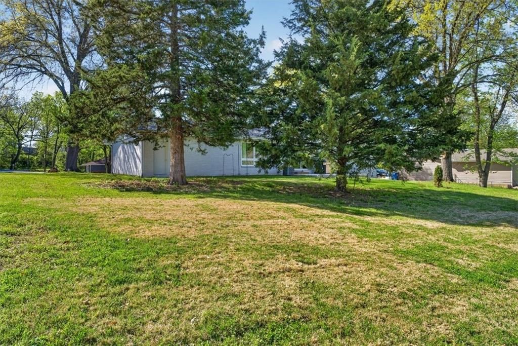 7810 NW Bluegrass Drive — photo 49