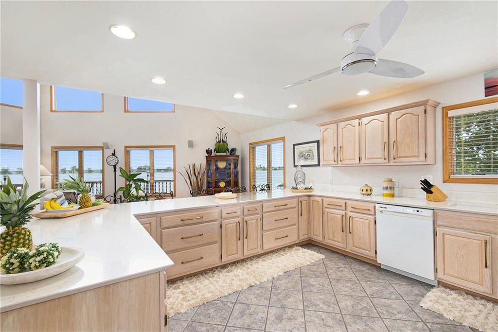512 Lake Shore Drive — photo 16