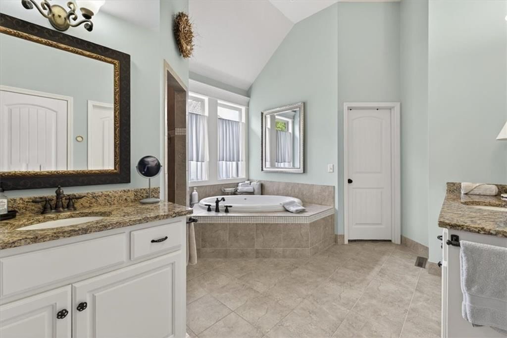 4404 NE Georgian Drive — photo 28