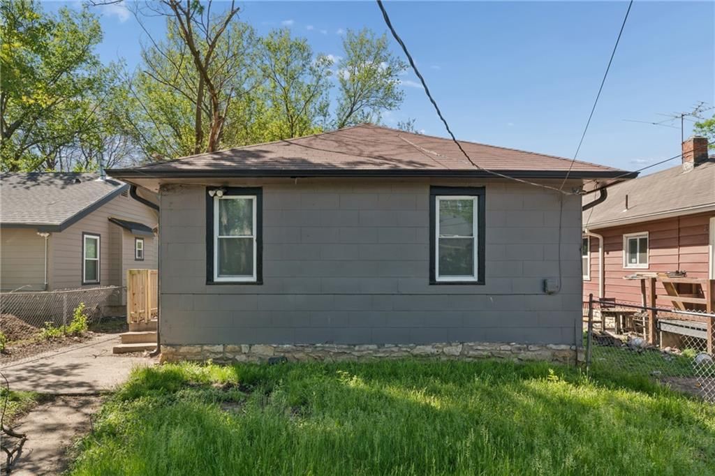 4046 E 68TH Terrace — photo 32
