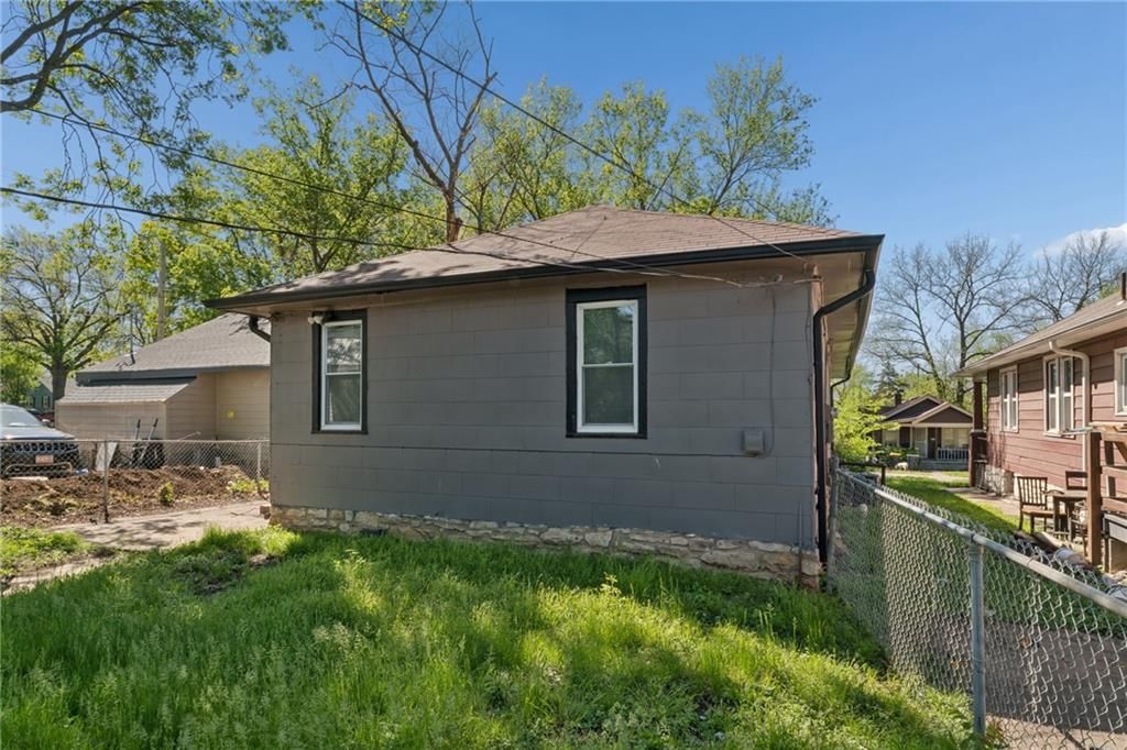 4046 E 68TH Terrace — photo 33
