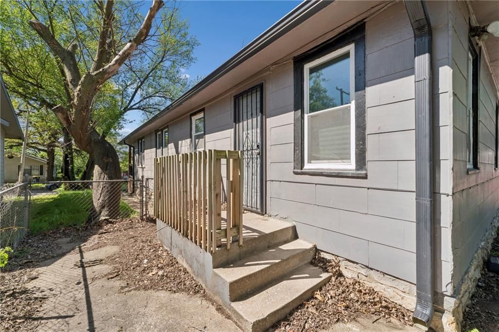 4046 E 68TH Terrace — photo 34