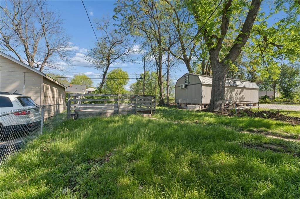 4046 E 68TH Terrace — photo 36