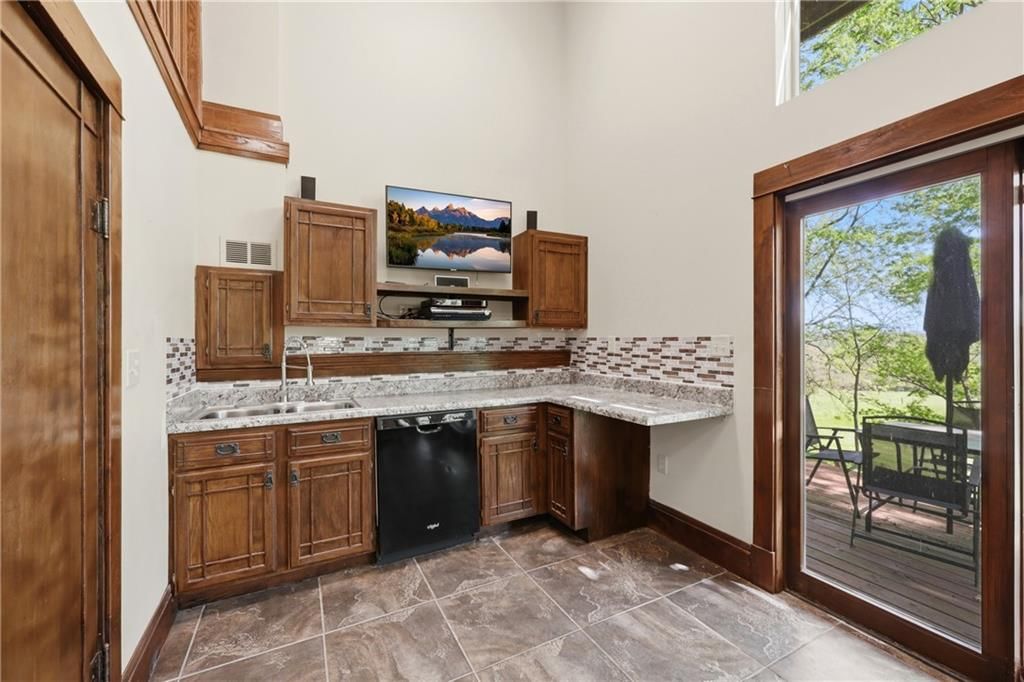 2323 S Crenshaw Road — photo 43