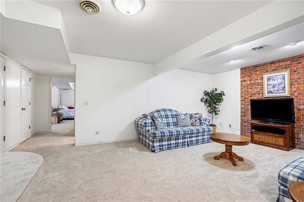 1109 S Catalpa Street — photo 36