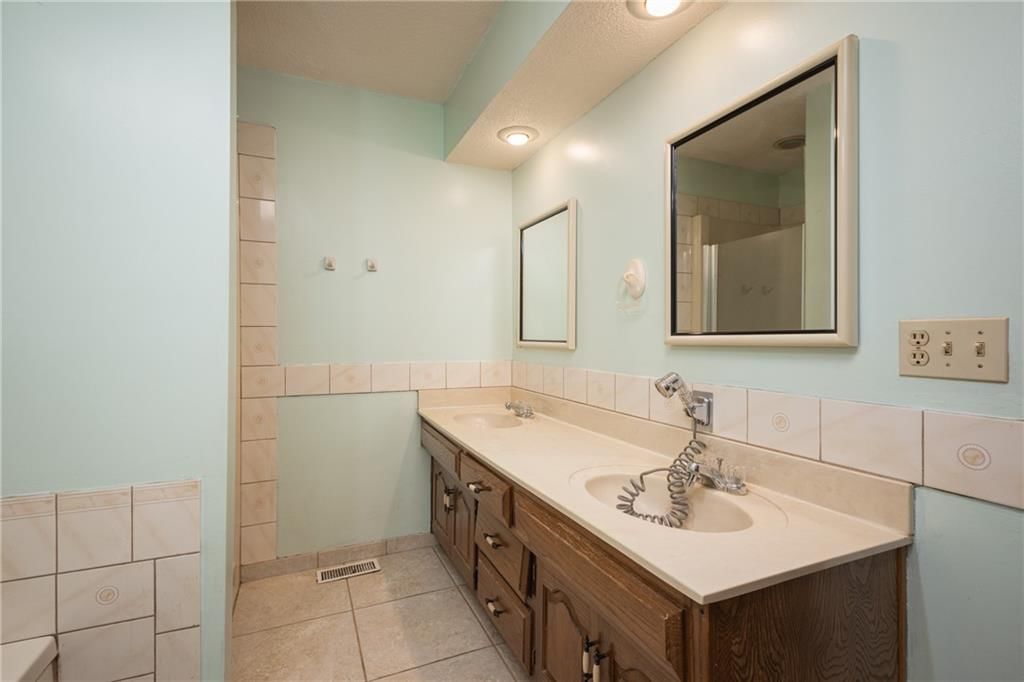 601 E 107th Terrace — photo 27