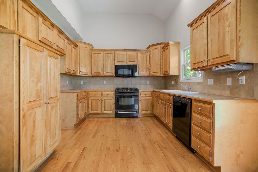 6910 Roundtree Street — photo 7